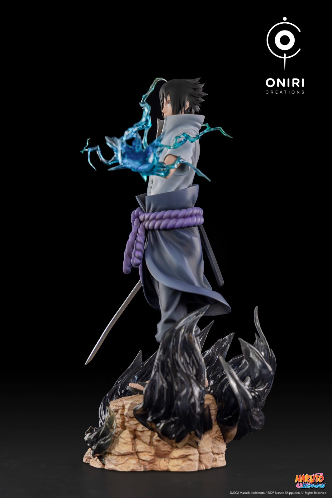 Statue Sasuke Uchiha, vue de trois quarts